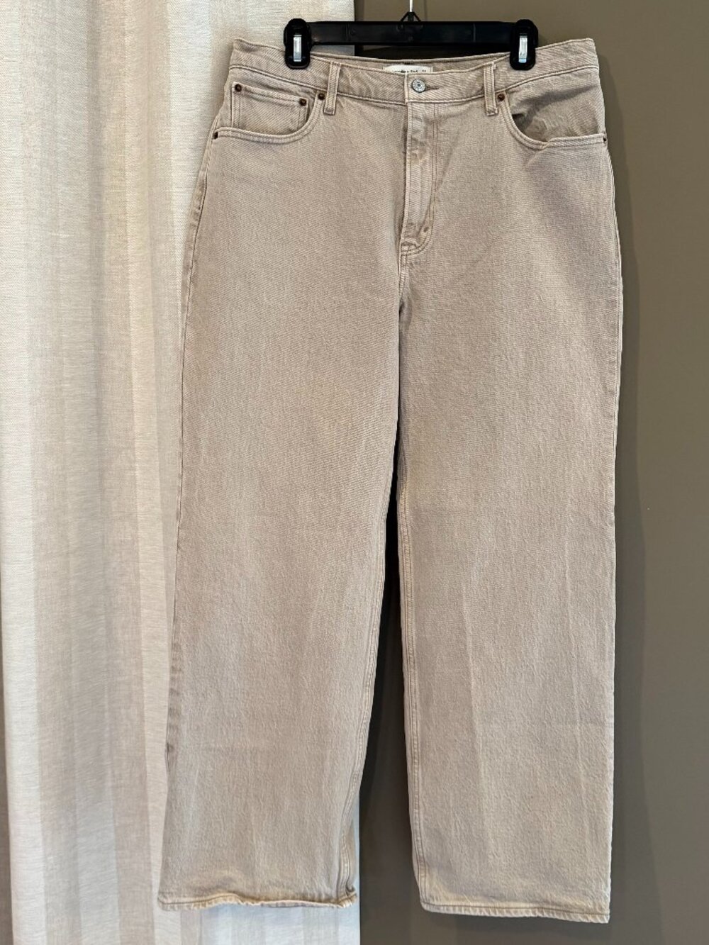 Abercrombie & Fitch Ultra High Rise 90's Straight Oatmeal Tan, Size 31/12 Short